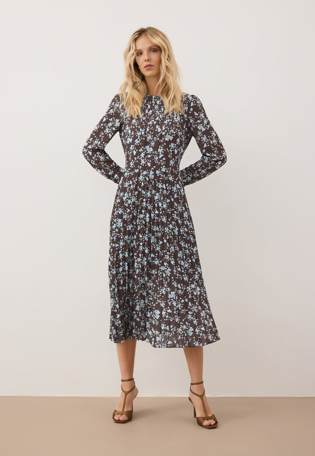 Midi sukienka z plisowanym dołem NYLA brązowa