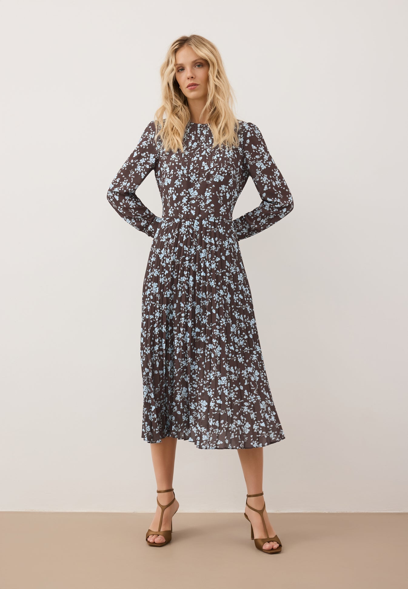 Midi sukienka z plisowanym dołem NYLA brązowa