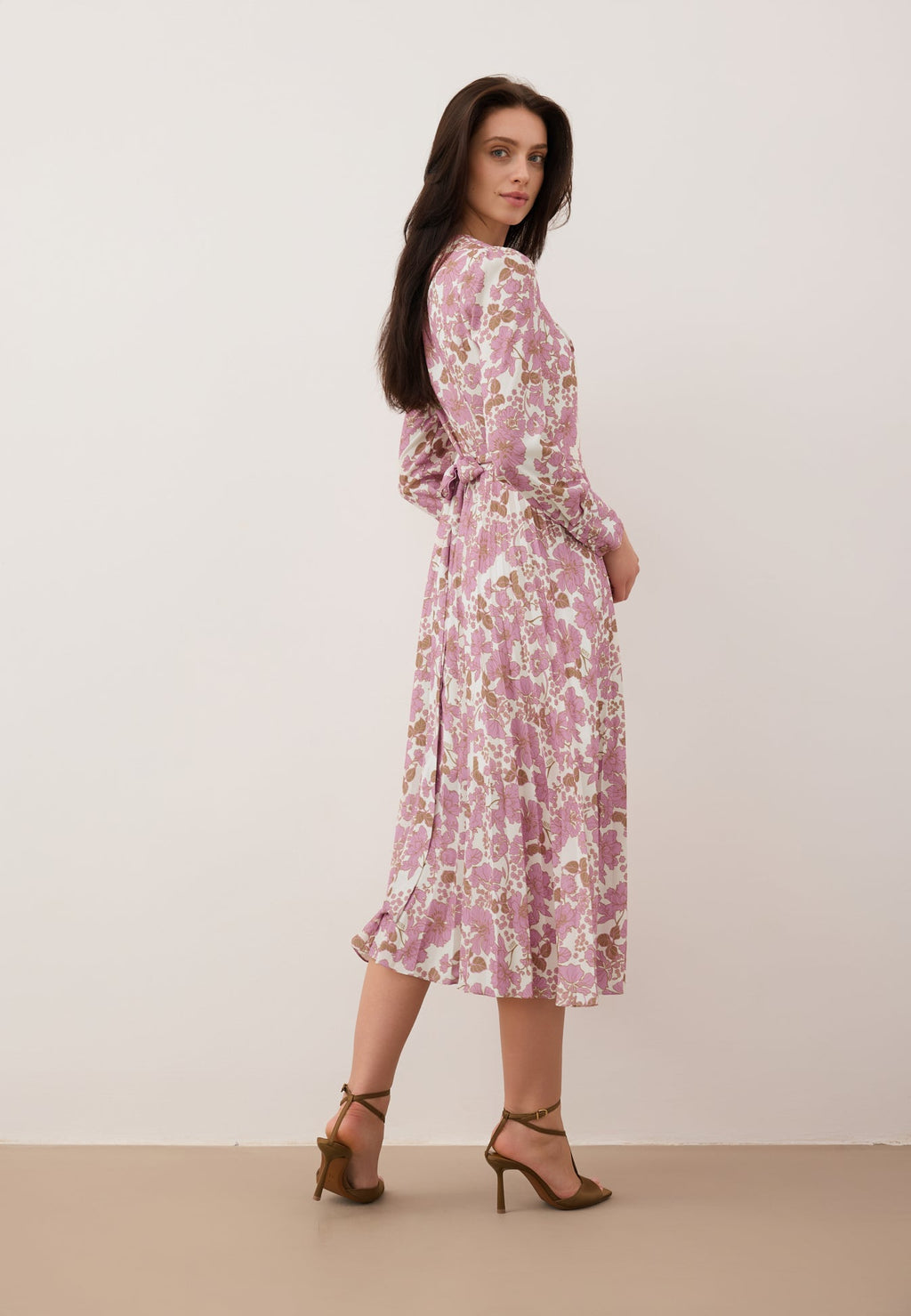 Midi sukienka z plisowanym dołem NYLA różowa