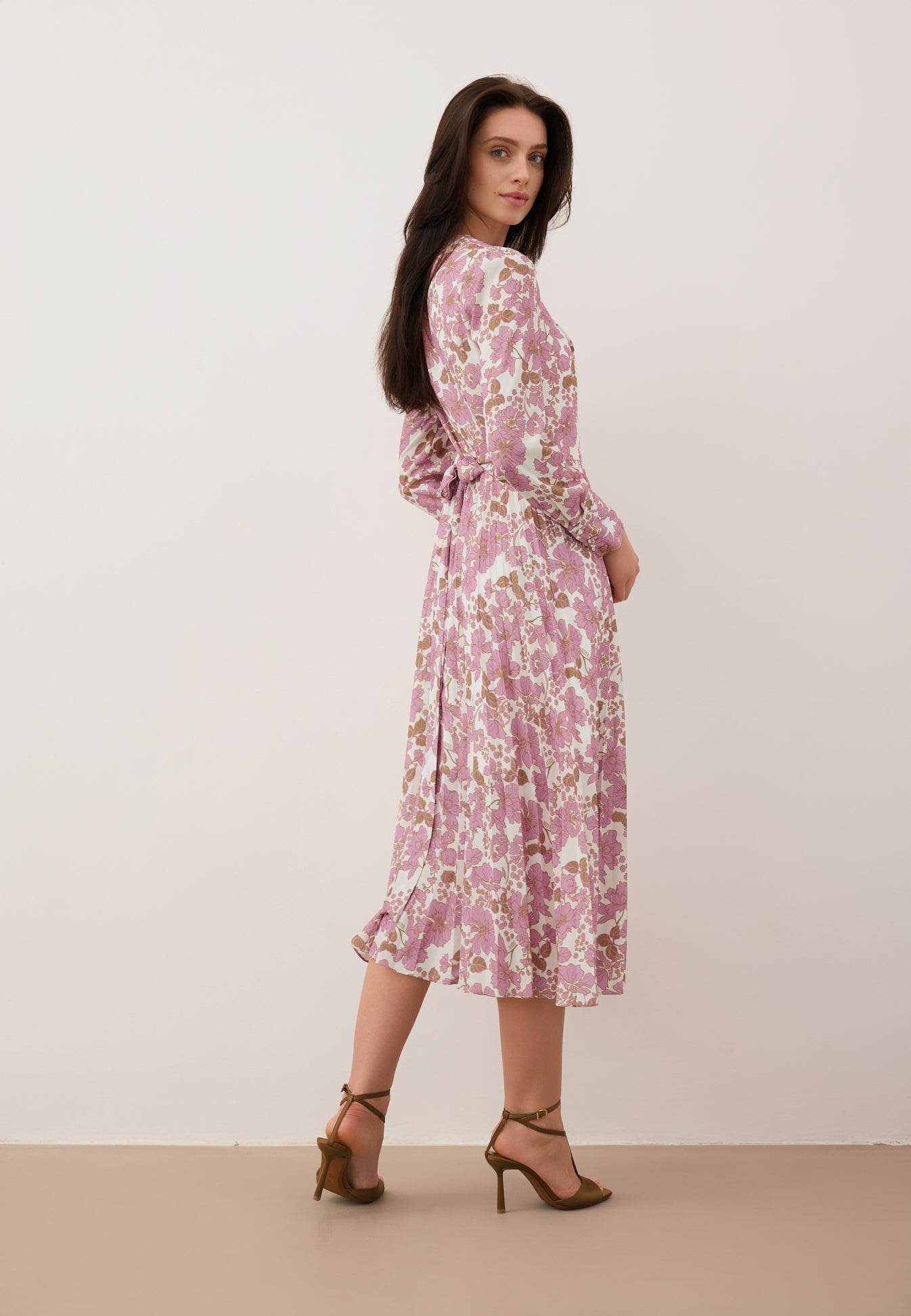 Midi sukienka z plisowanym dołem NYLA różowa