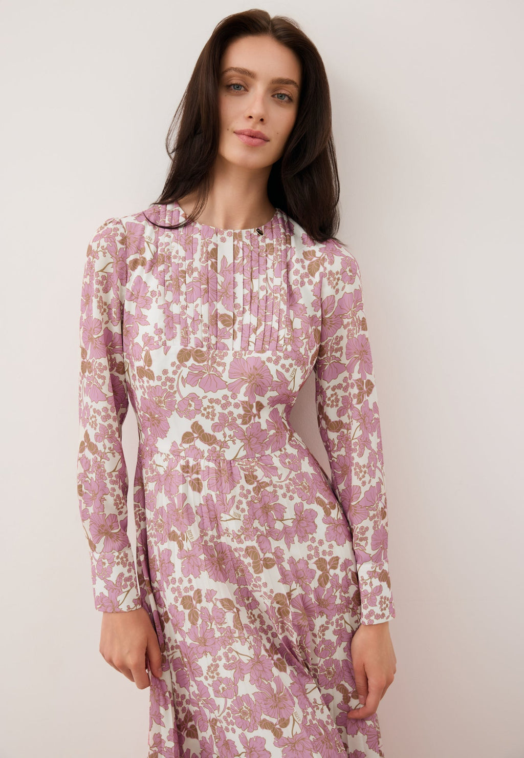 Midi sukienka z plisowanym dołem NYLA różowa