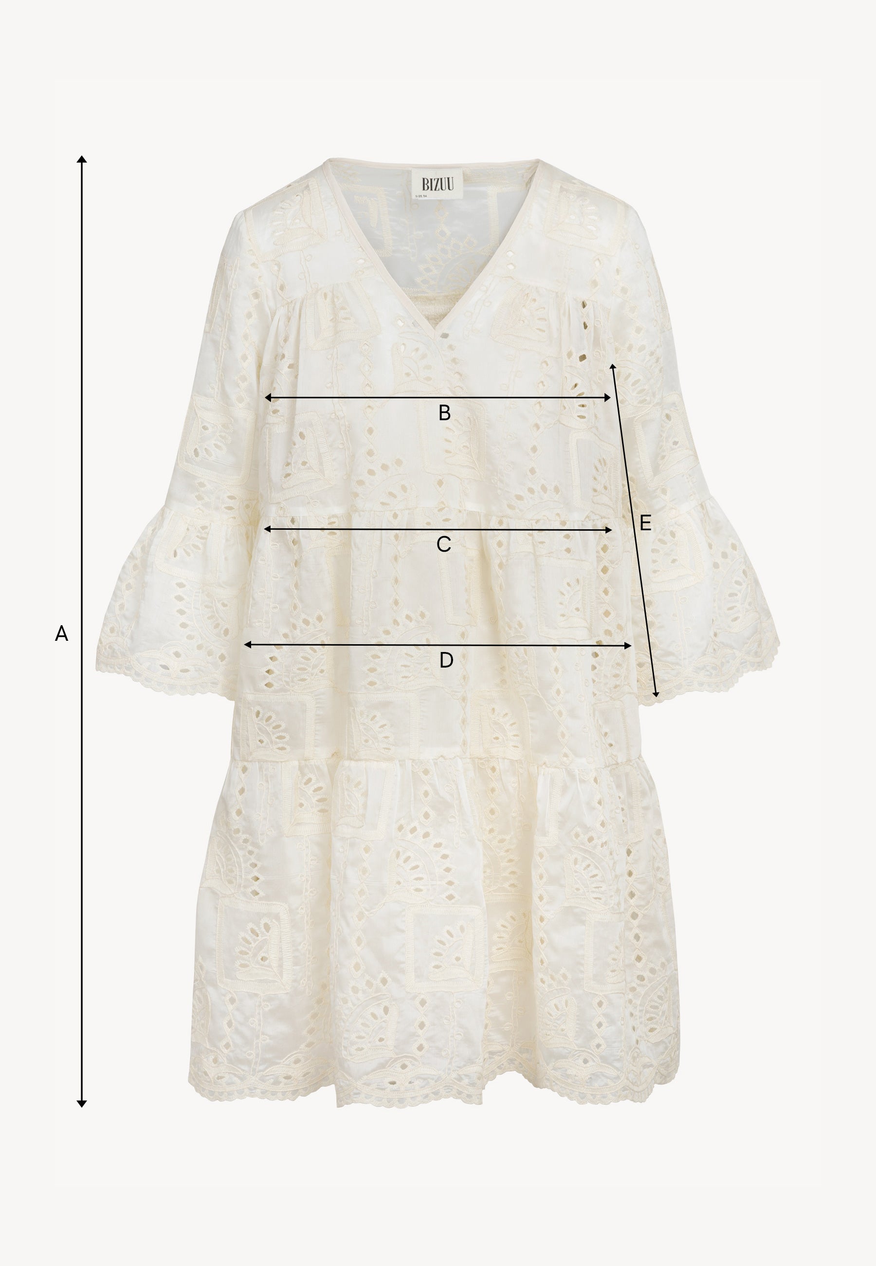 Kremowa sukienka mini z ozdobnym rękawem SANTIA