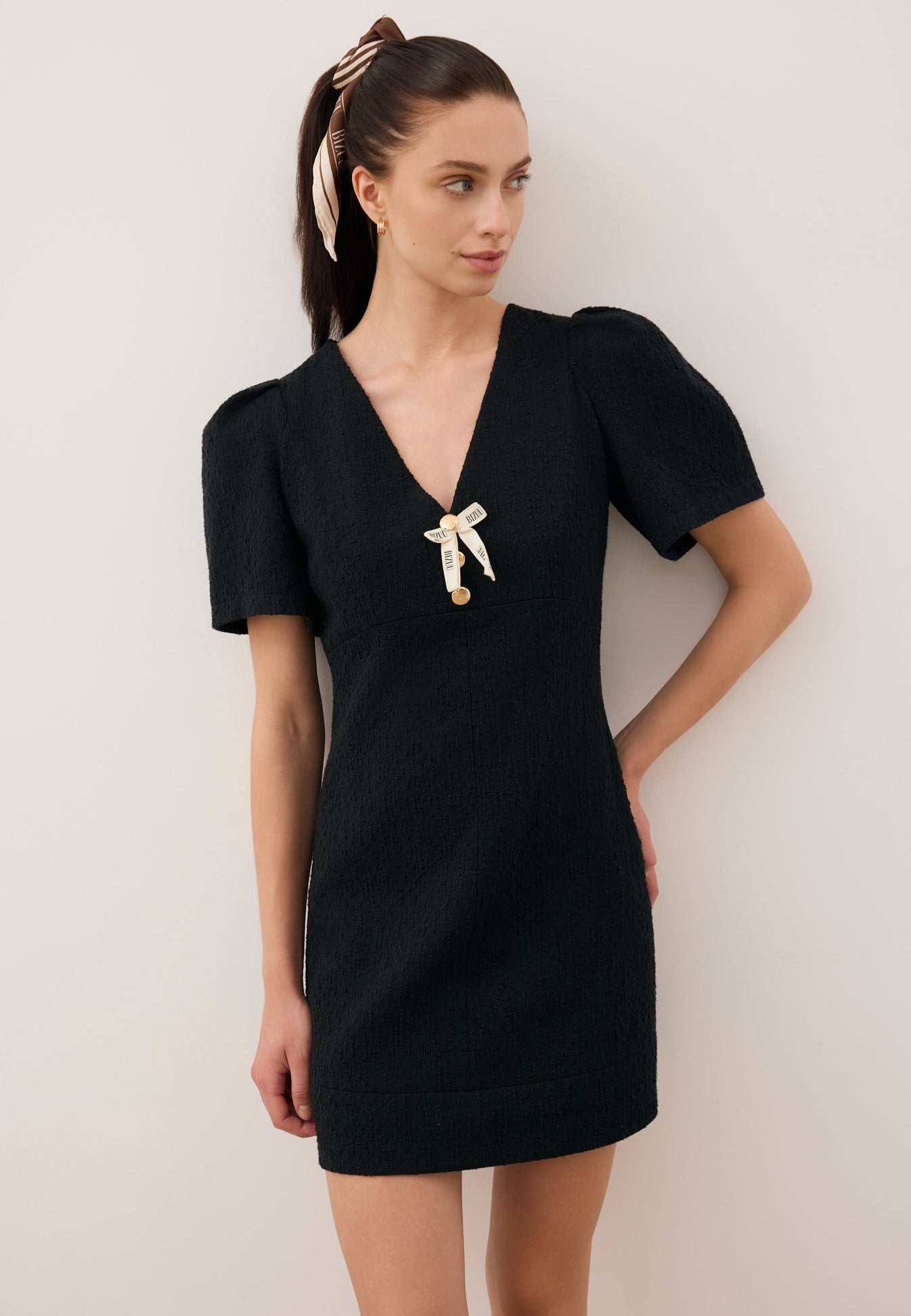 Sukienka mini z tkaniny typu tweed TIBA czarna