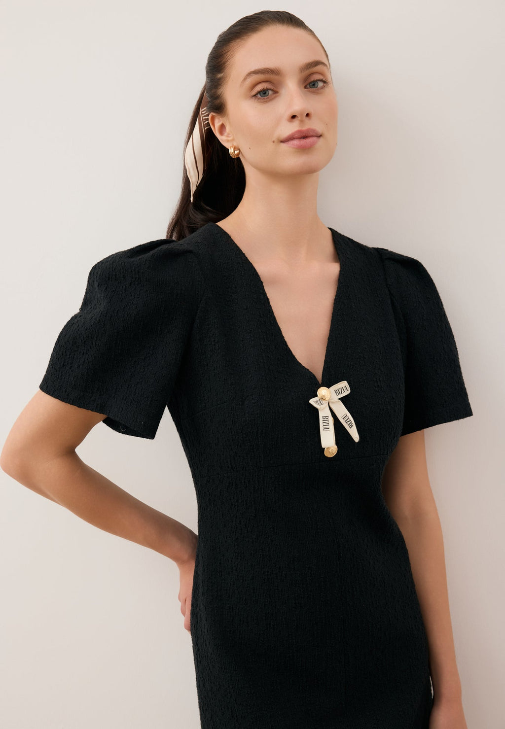 Sukienka mini z tkaniny typu tweed TIBA czarna