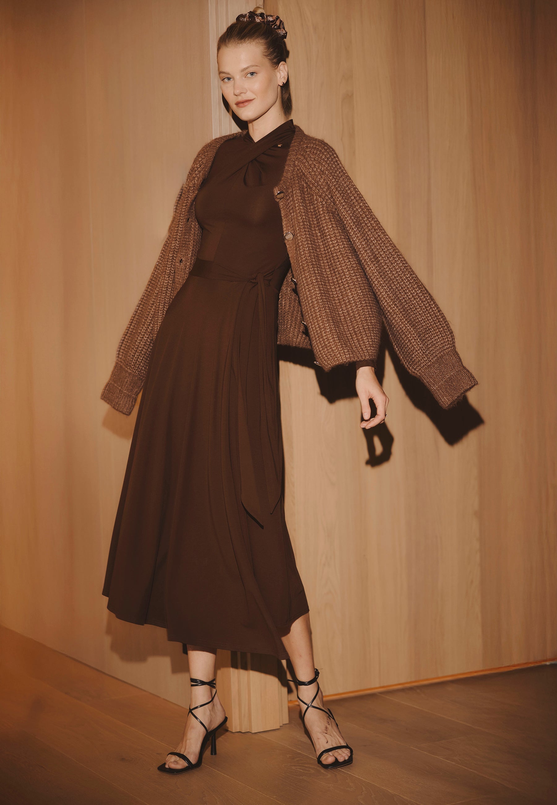 Midi sukienka z ozdobnym splotem ROTTA brązowa