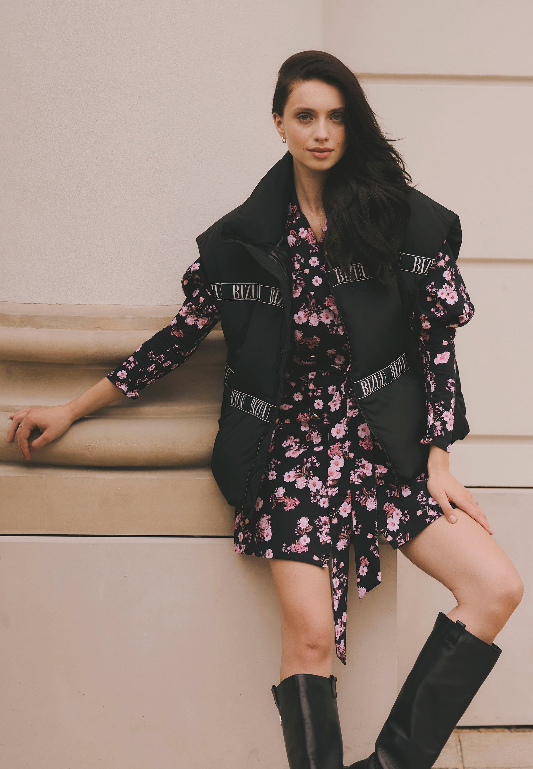 Czarna sukienka mini w kwiatowy print GEORGINA